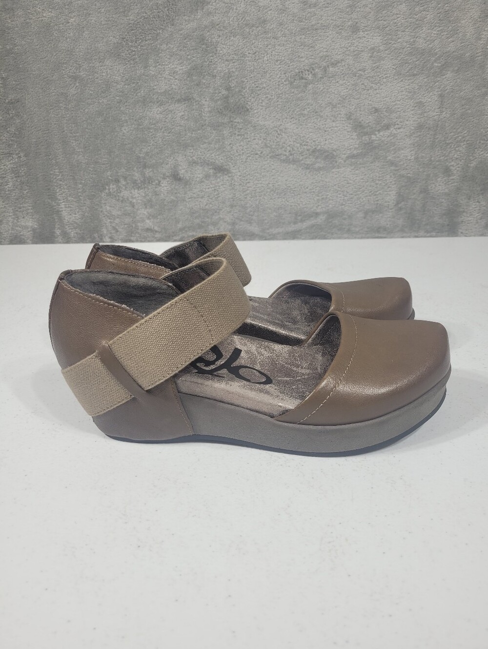 OTBT Brown Leather Wedge Closed Toe Sandals Shoes Womens Size 7.5